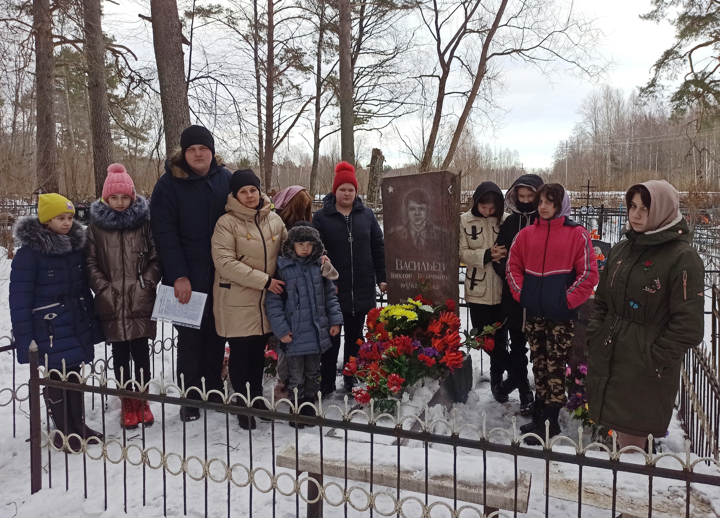 На могиле Виктора Васильева.
